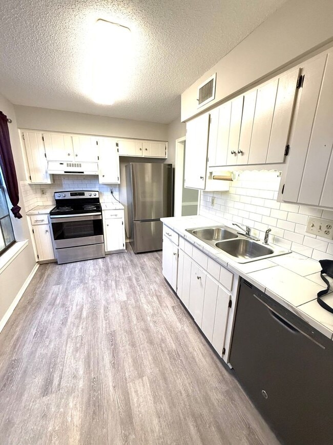 Building Photo - ** 3 bed 2.5 bath townhouse located by ACA...
