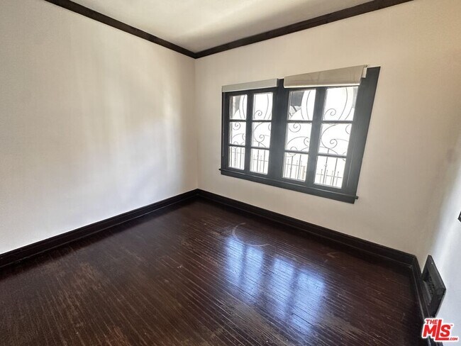 Building Photo - 156 N Kenmore Ave