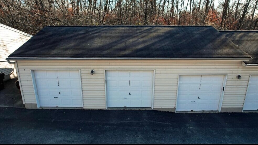 Building Photo - 648 Friars Ln