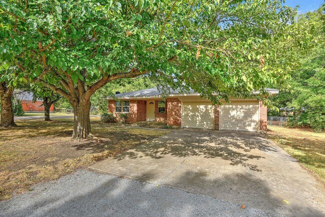 Building Photo - 820 Maple St