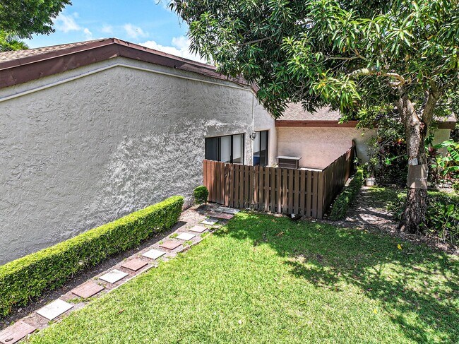 Building Photo - 605 Leslie Dr