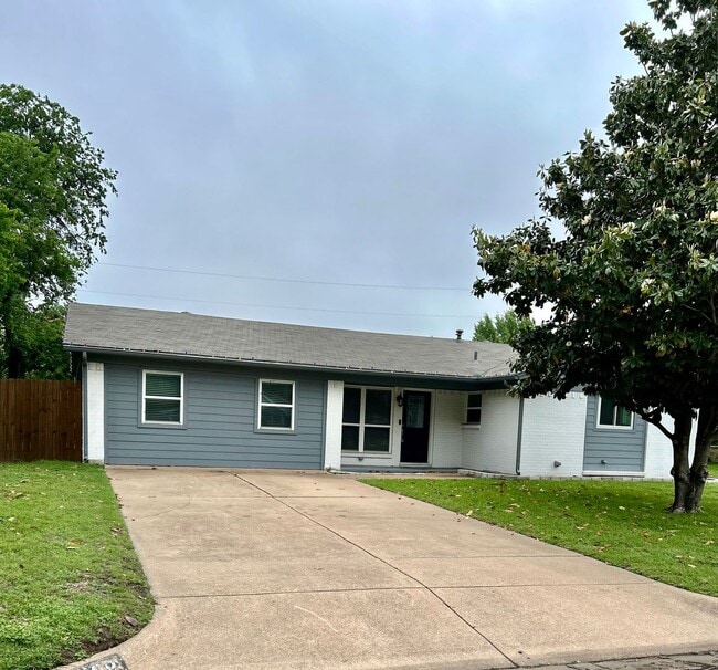 Building Photo - Located in the HEART of Burleson!