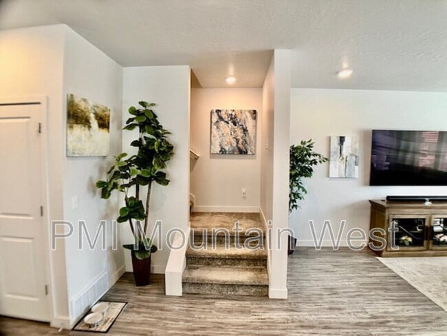 Building Photo - 707 Miller Ave