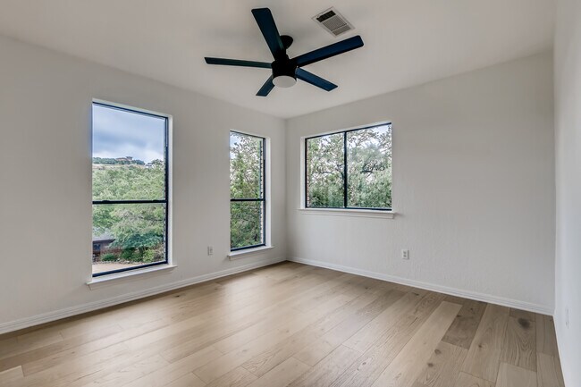 Building Photo - 107 Long Wood Ave