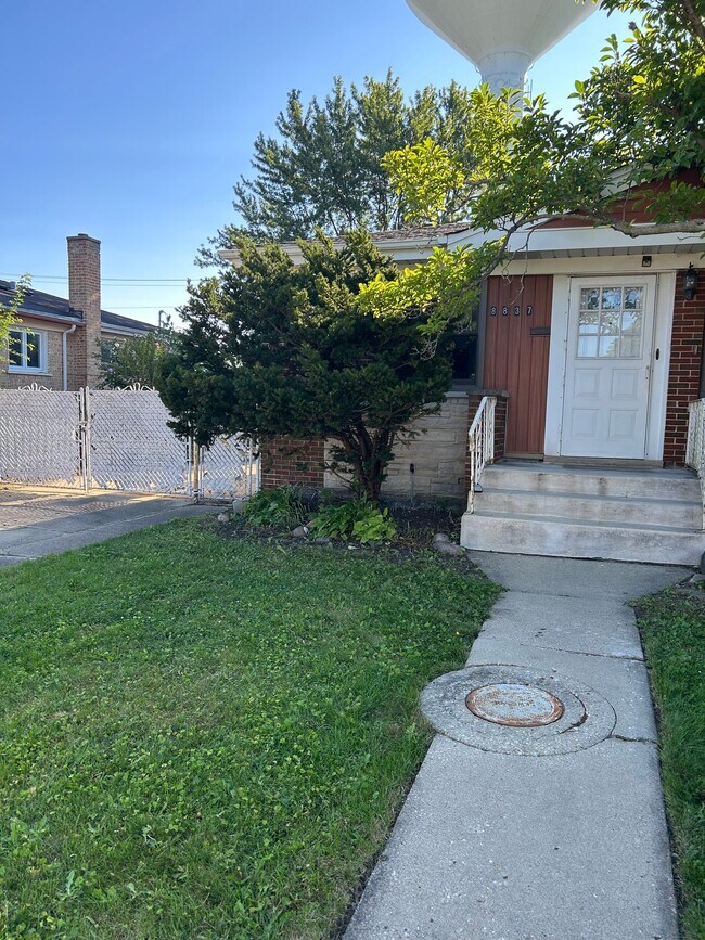Building Photo - 8837 Belleforte Ave