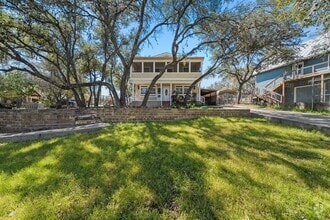 Building Photo - 2033 Lakeview Dr