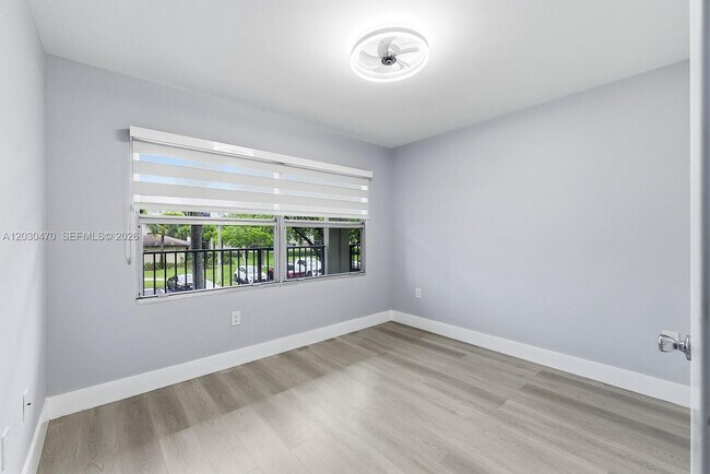 Building Photo - 550 SW 138th Ave