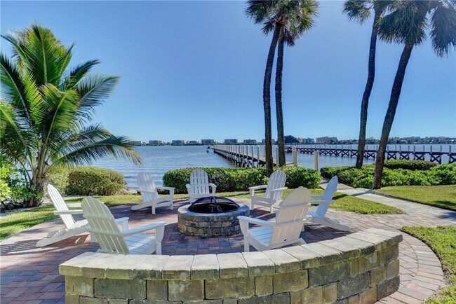 Building Photo - 1320 S Lakeside Dr