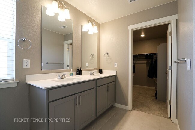 Building Photo - Beautiful New Home in West Greeley!