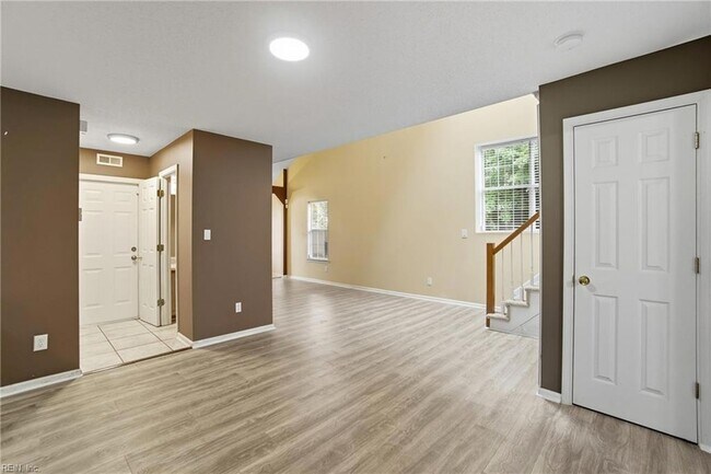 Building Photo - 716 Aylesbury Dr