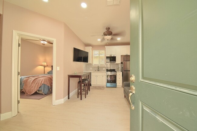 Building Photo - 590 Historic St