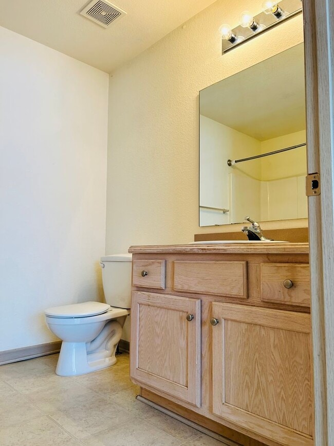 Building Photo - Large 3 Bedroom Apartment, Great Location!