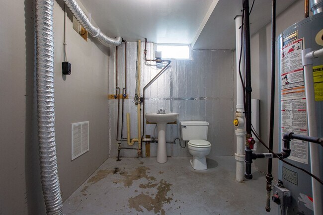 Building Photo - Split Entry 3 Bedroom / 1.5 Bath Home