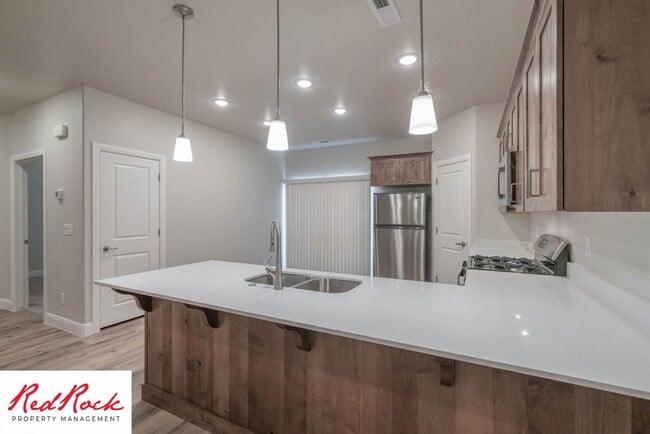 Building Photo - Newer Townhome in Hurricane Heights