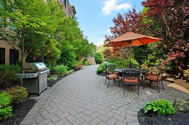 Building Photo - 619 Adams St