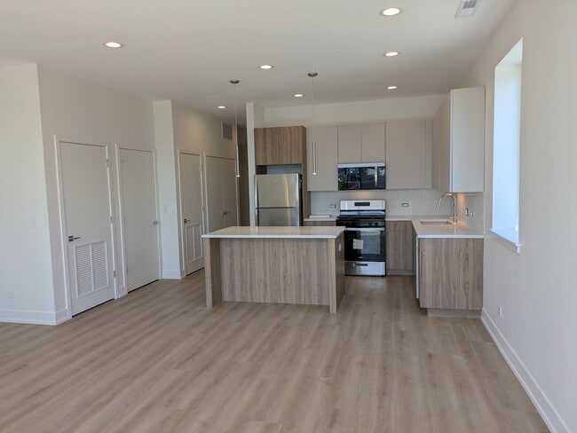 Building Photo - 4744 W Addison St