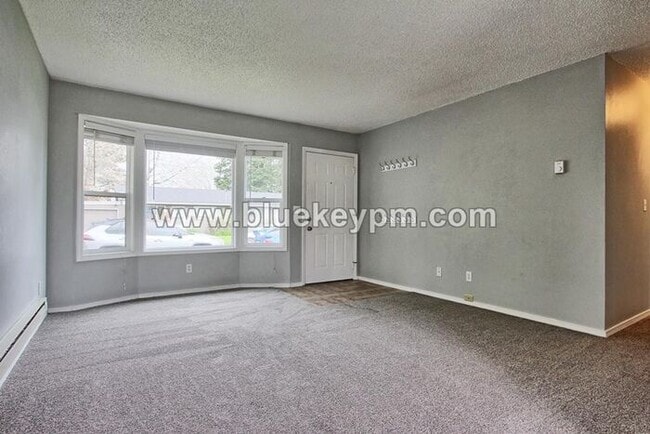 Building Photo - 3 Bed, 1 Bath Duplex With Fenced Yard in Gresham Near Gresham High School