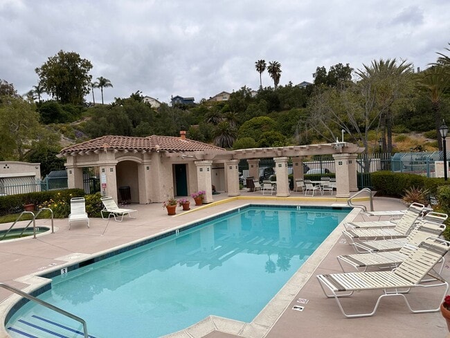 Building Photo - Beautiful 2 Bedroom/2 Bath Condo Close to ...