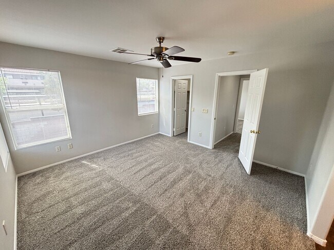 Building Photo - Beautiful 4Bed/3Bath/2Car residence located in Summerlin near Town Center Drive
