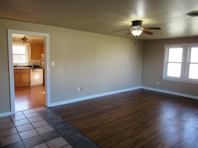 Building Photo - 636 W Washington St