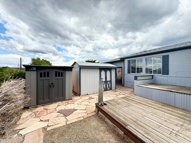 Building Photo - Charming 2-Bedroom Home with Office & Lake...