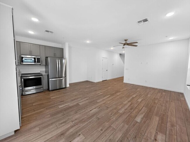 Building Photo - Stunning New 3Beds/2.5Bath Townhome in Phoenix, AZ!