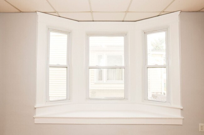 Building Photo - GREAT SINGLE FAMILY HOUSE . WAITING FOR YOU TO CALL HOME !!