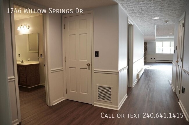 Building Photo - 1746 Willow Springs Dr