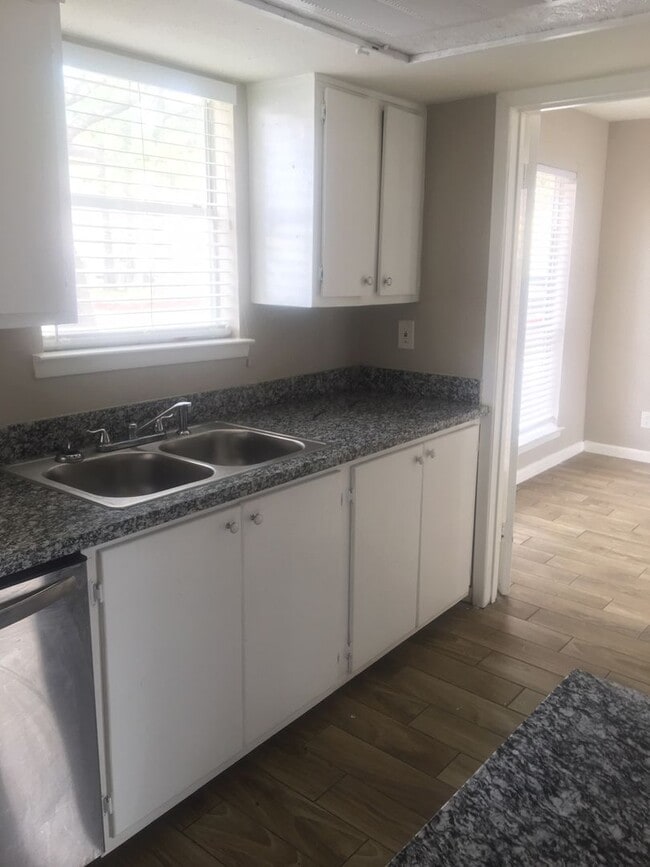 Building Photo - Two story townhouse