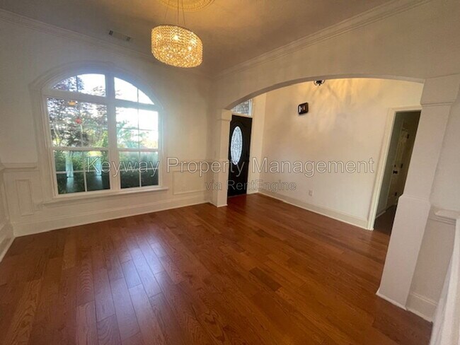 Building Photo - 880 Willow Lake
