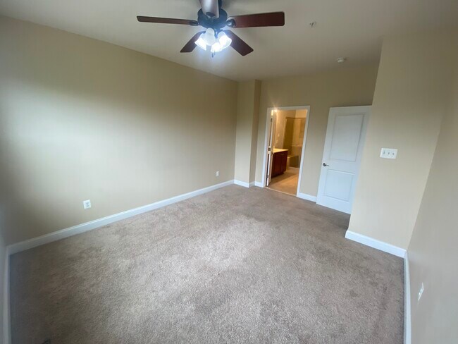 Building Photo - 10 Meridian Ln
