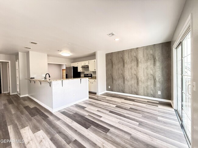 Building Photo - 10405 Ashwood Dr