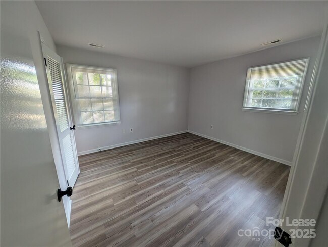 Building Photo - 6542 Rosecran Dr