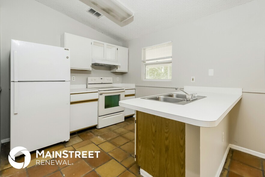 Building Photo - 1562 SW Calmar Ave