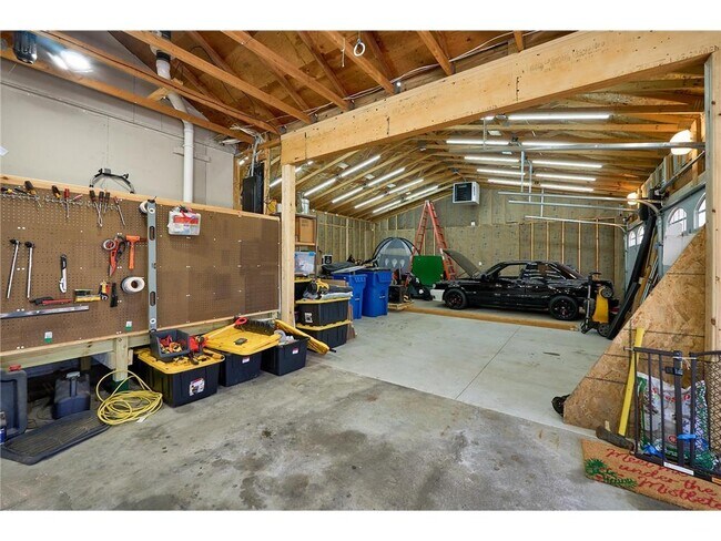 Building Photo - 1832 Essex Rd