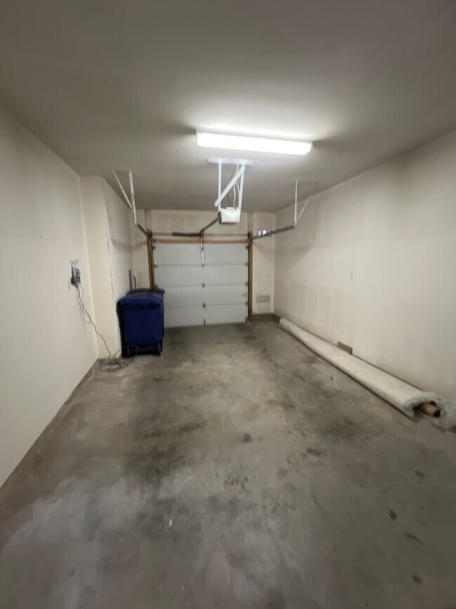 Building Photo - Desert Ridge 2/BD 2.5/BA 1/CG 1500/sf Townhouse