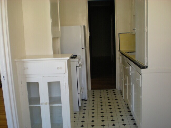 Building Photo - 464 N Stanley