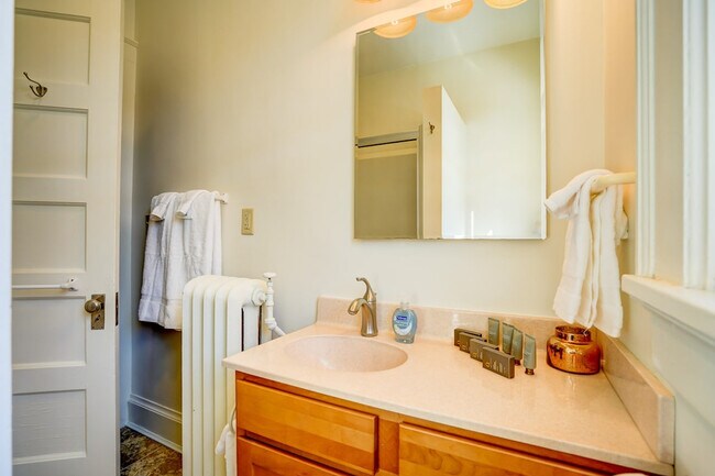 Building Photo - 1253 Williamson St