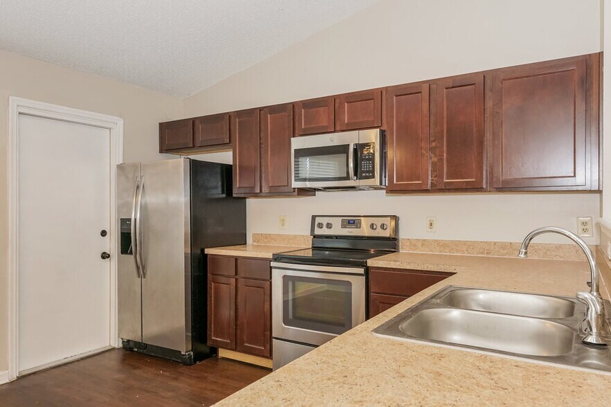 Building Photo - 1561 Ortega Ave