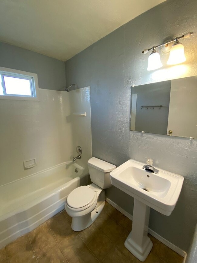 Building Photo - 6008 Landsdowne Dr