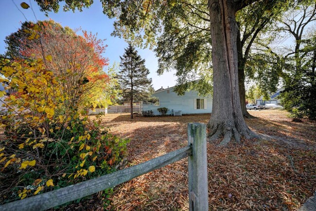 Building Photo - **Charming Ranch-Style 2-Bedroom Home with...