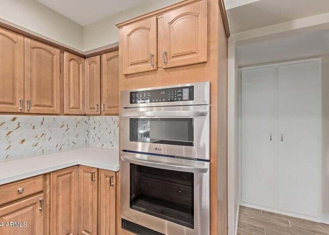 Building Photo - 8737 E Sage Dr