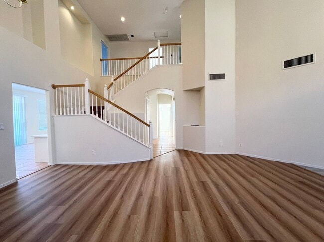 Building Photo - Beautiful two-story home with 5 bedrooms