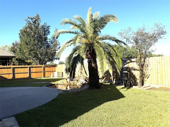 Building Photo - 2910 Sandleigh Dr