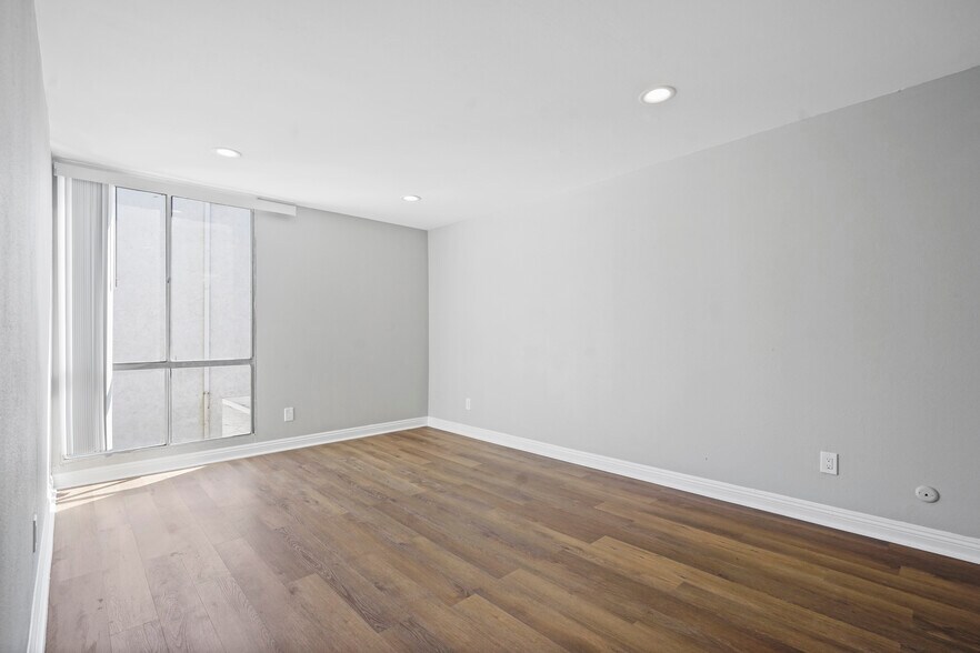 Building Photo - 8601 International Ave