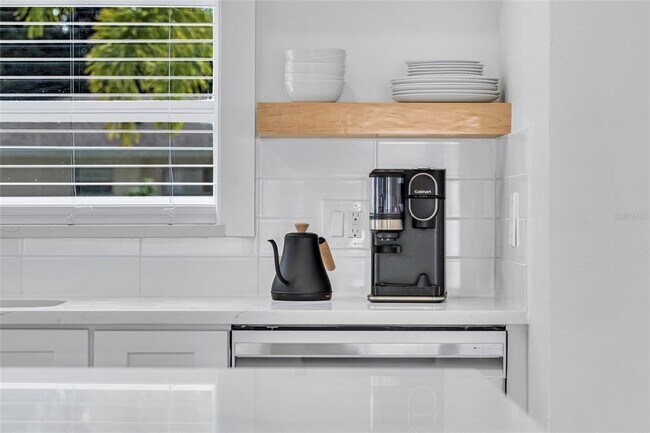 Building Photo - 1921 Fern Ave