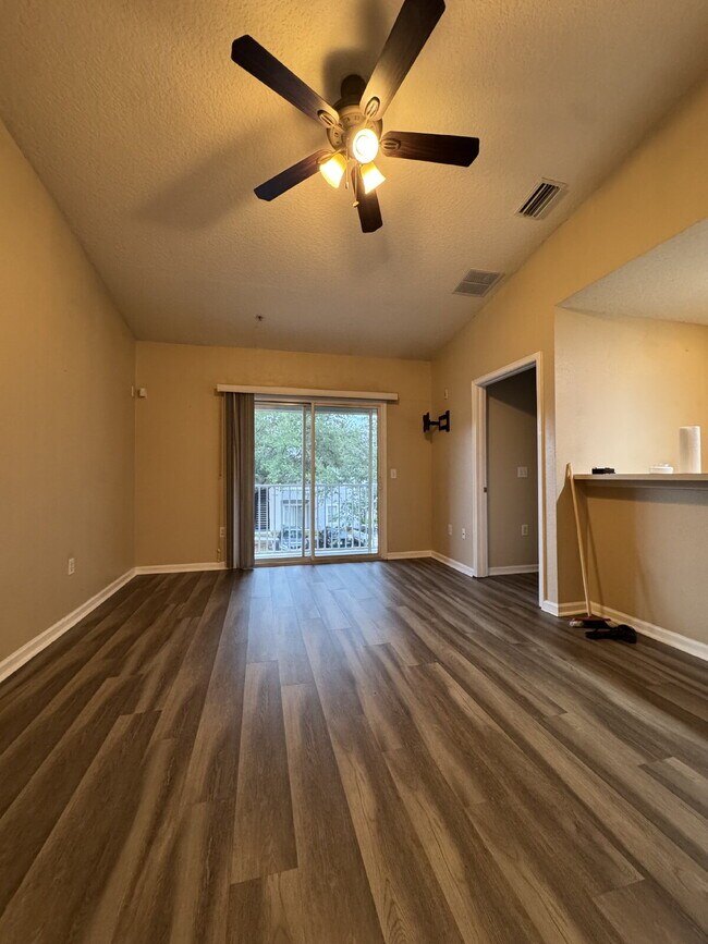 Building Photo - 2 Bed, 2 Bath Condo in Gated Community wit...