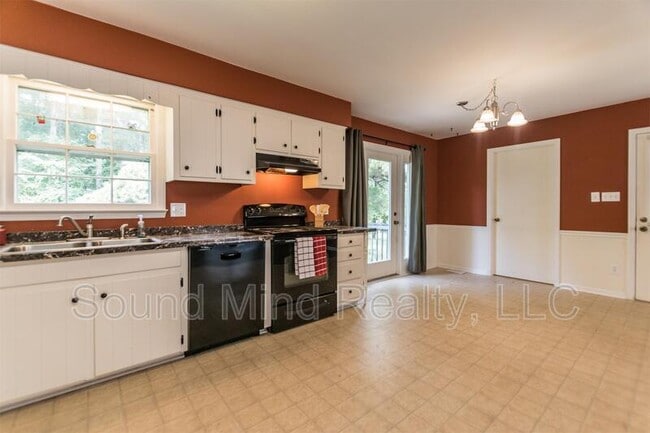 Building Photo - 663 Raymond Dr