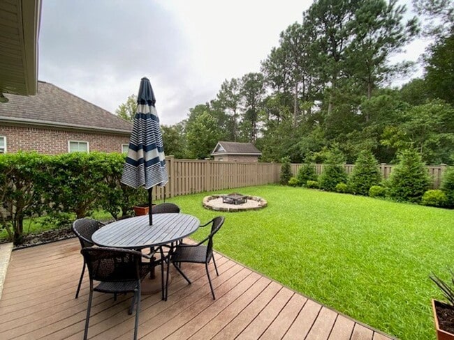 Building Photo - Beautiful Fully Furnished 3 bed 2 bath hom...