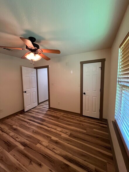 Building Photo - 306 Lux Dr